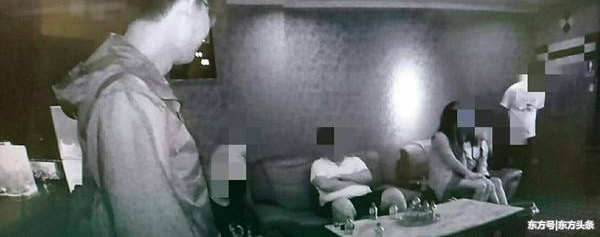 警方上色情按摩店扫黄,却遭男客人拦下:我先预约的,去排队
