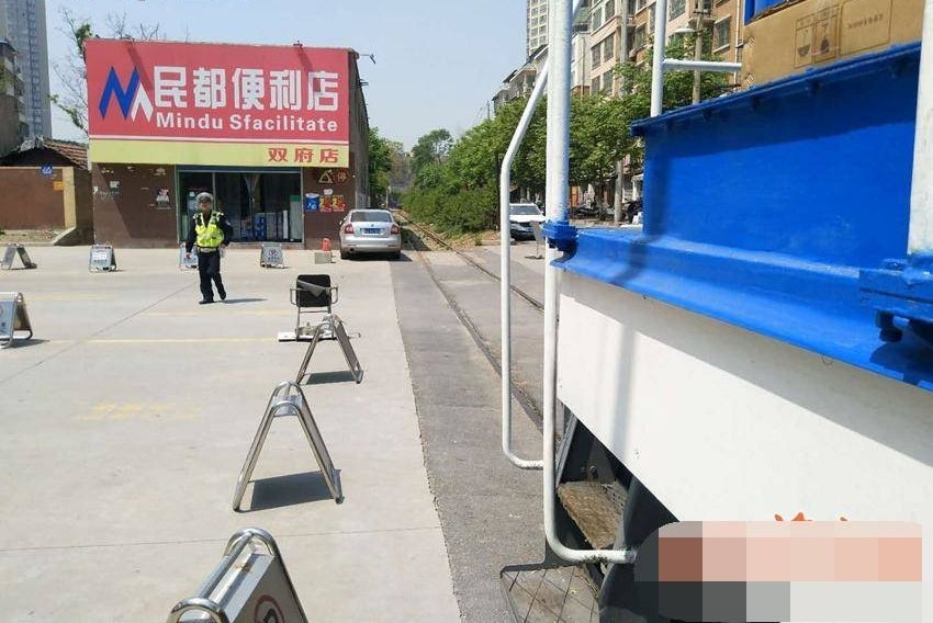 轿车停在铁道旁 火车被逼停堵了半个多小时