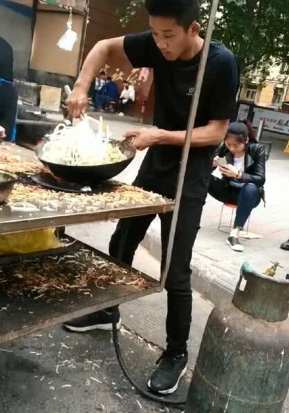 路边一家炒饭的小伙吸引了我,炒个饭怎么感觉要打人一样?