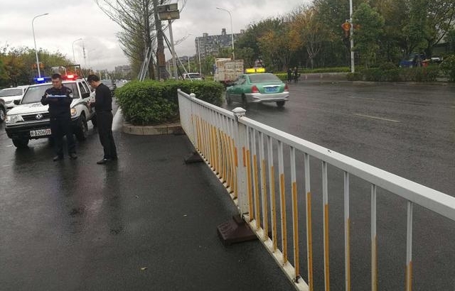 福州福峡路上电动车越护栏横穿机动车道,客车躲闪不及撞翻骑手