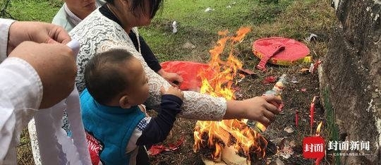 网约车司机跪女儿养父坟前:她是我们两兄弟的女儿
