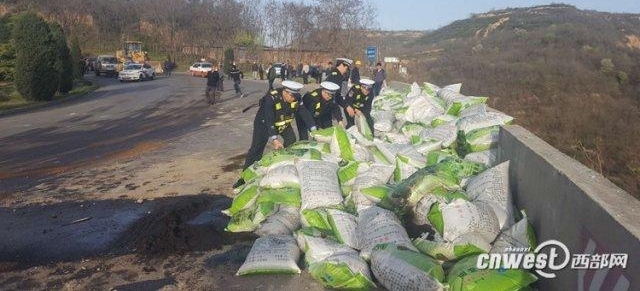 铜川一货车侧翻 5 吨化肥倾倒一地 热心民警当搬运工