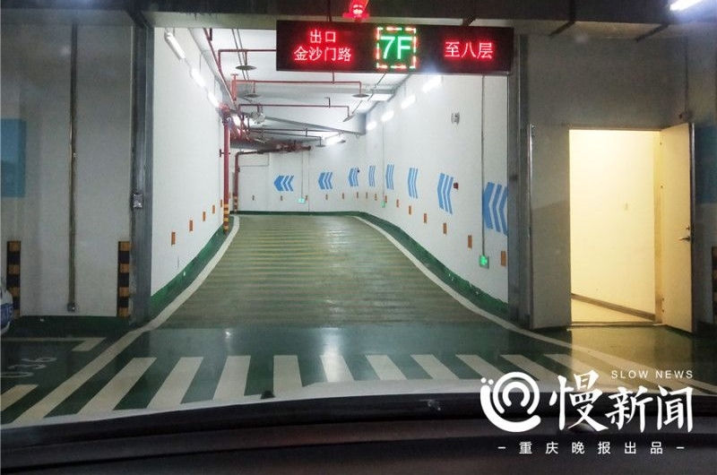 不服来战!重庆再现神级停车库 要停车先转6圈