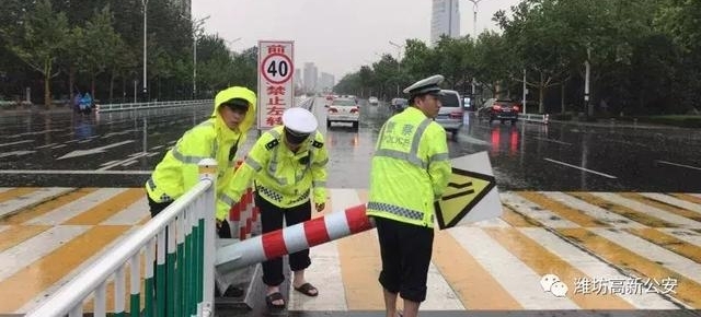 潍坊正能量!潍坊暴雨一夜倾城,警灯闪烁雨中警察