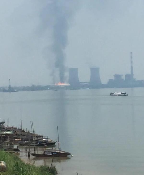 佛山西樵镇一造纸公司突发大火,火势已受控未造成人员伤亡