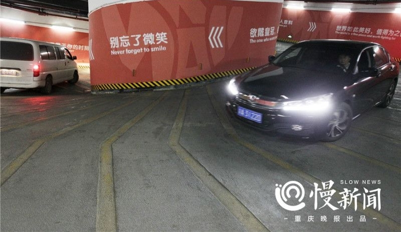 不服来战!重庆再现神级停车库 要停车先转6圈