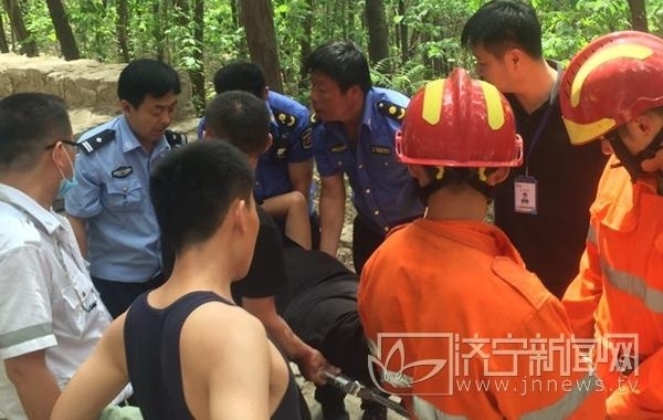游客景区不慎摔倒骨折 梁山消防紧急救援