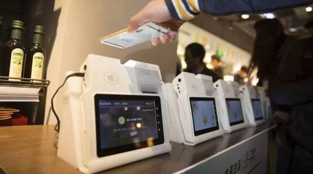 三小伙疯狂偷窃无人超市 警方:这是送分题
