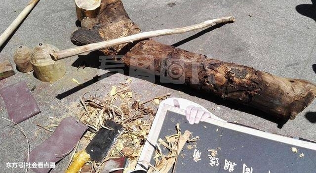 白天老汉街头卖自制陀螺,晚上住10多元廉价宾馆,老汉:这挺好