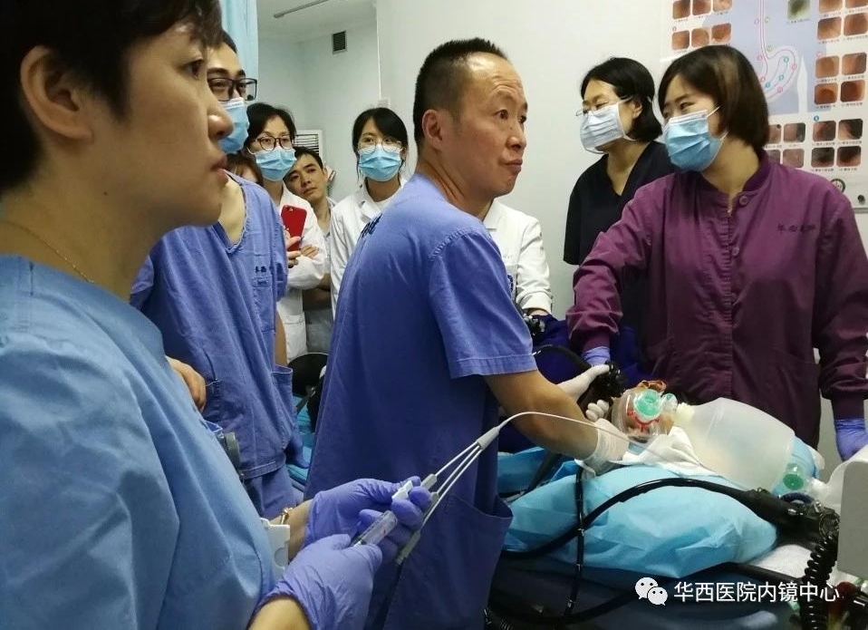 揪心!3厘米带壳大药丸卡住食管口 66岁老太命悬一线