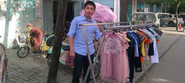 看似不起眼的生意,为何如此赚钱,农村小伙业余摆地摊年赚十万!