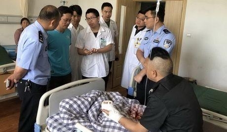 女儿房间深夜出现黄发男子 父亲一气之下拿起2把菜刀......