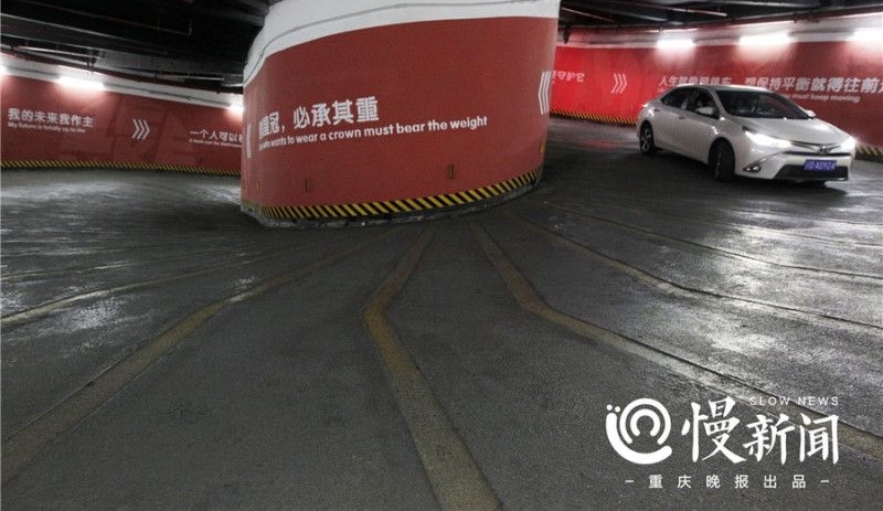 不服来战!重庆再现神级停车库 要停车先转6圈