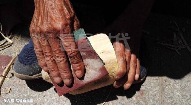 白天老汉街头卖自制陀螺,晚上住10多元廉价宾馆,老汉:这挺好