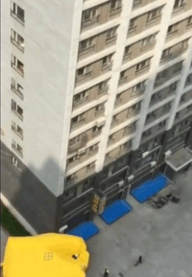 一女子轻生跳楼,消防员已经等了数十分钟,网友: 终于跳了