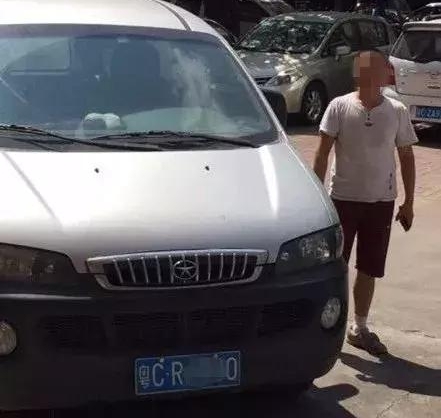 1���к�ҩ���ⱻ�������ӱ��ߣ������ޣ�Χ�۵�ȴ�ж��ˣ�