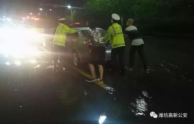 潍坊正能量!潍坊暴雨一夜倾城,警灯闪烁雨中警察
