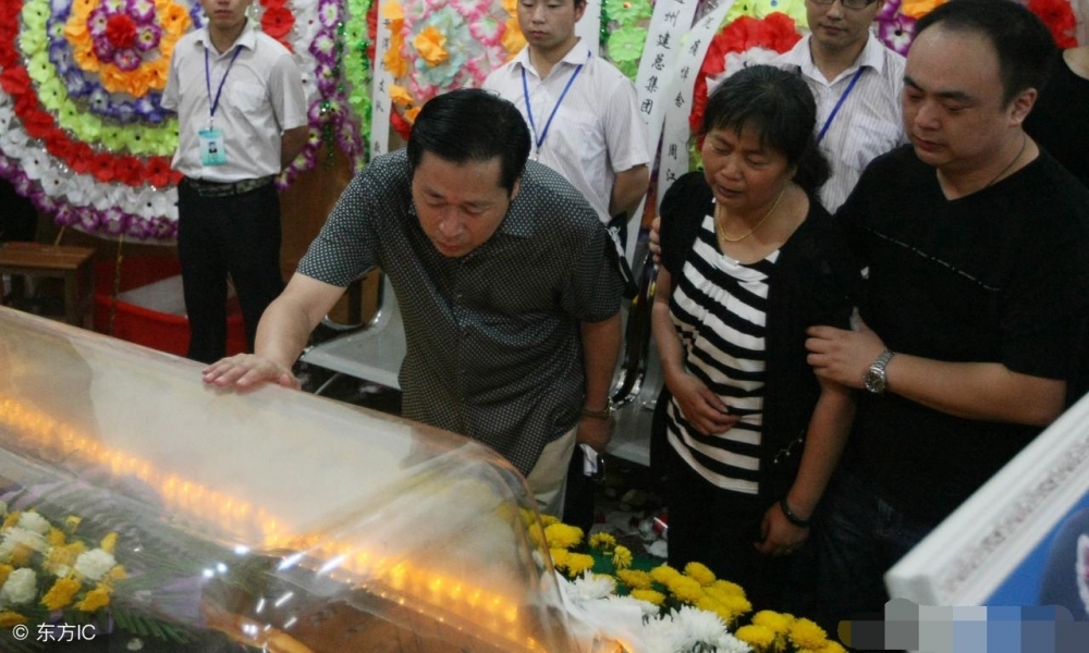 身价过亿的“高富帅”两返火场救10名员工牺牲,伙食费每天只12元