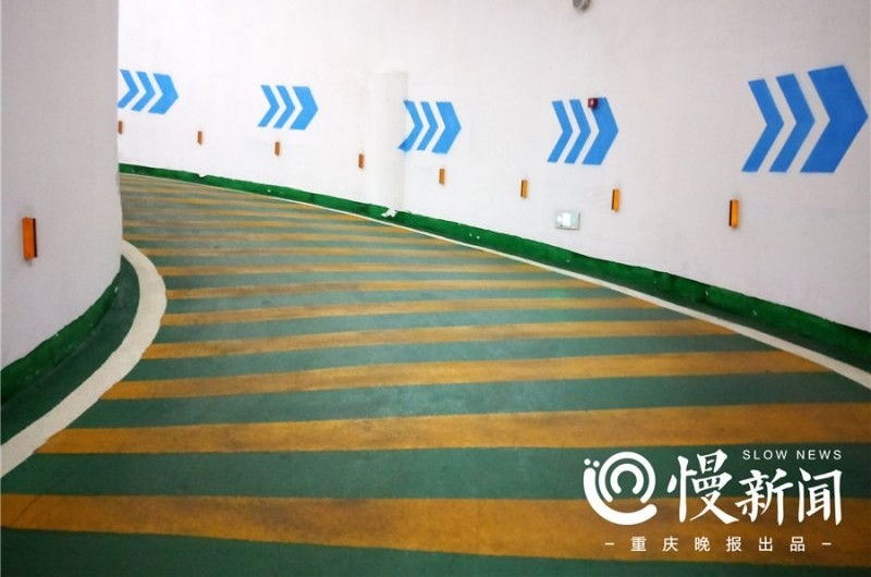 不服来战!重庆再现神级停车库 要停车先转6圈