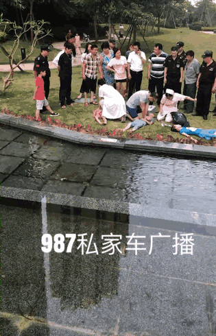 ͻ��������һС������С���ھ��۳��д�������