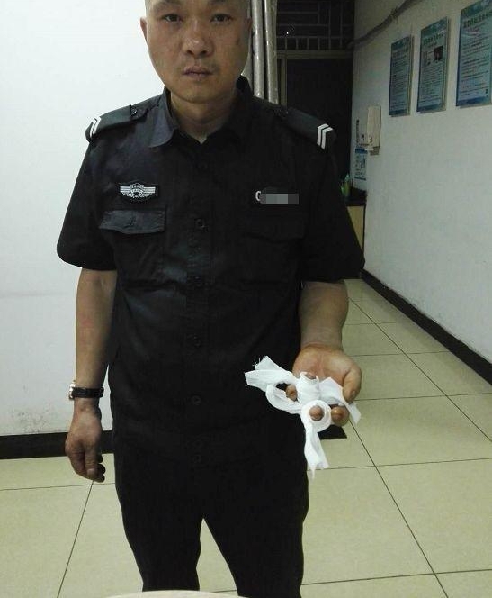 女儿房间深夜出现黄发男子 父亲一气之下拿起2把菜刀......