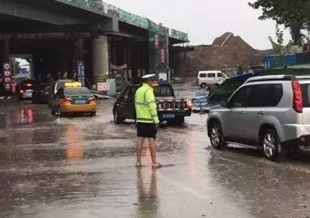 潍坊正能量!潍坊暴雨一夜倾城,警灯闪烁雨中警察