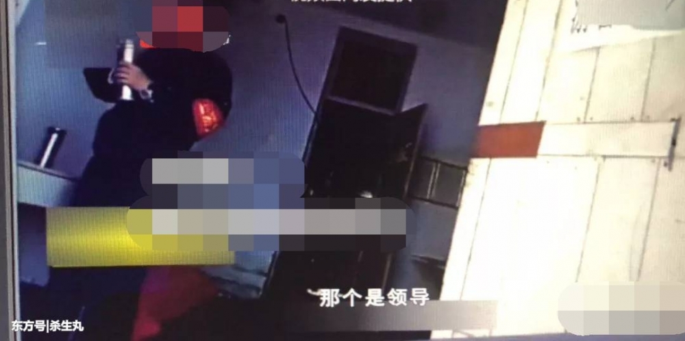 带孩子进笼与熊合影被疑享特权 园方:是员工