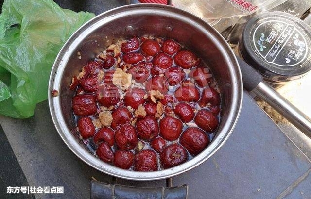 白天老汉街头卖自制陀螺,晚上住10多元廉价宾馆,老汉:这挺好