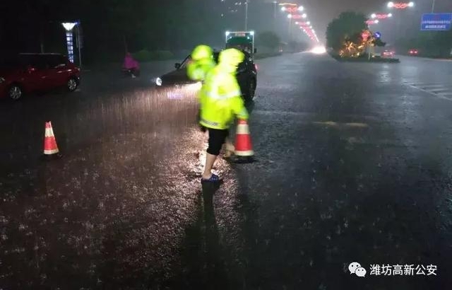 潍坊正能量!潍坊暴雨一夜倾城,警灯闪烁雨中警察