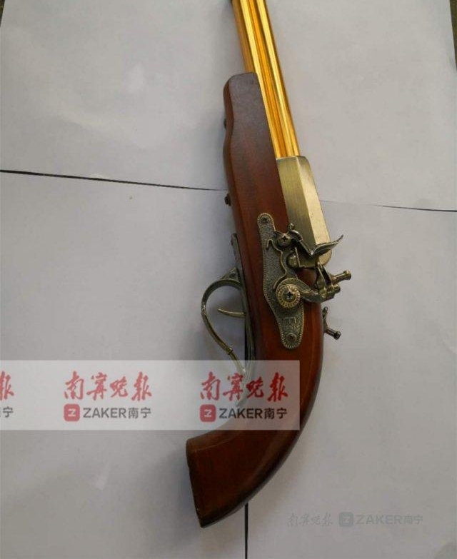 胆够肥!一男子在南宁某小区里占道停车 被劝说时掏出“枪支”吓吼保安