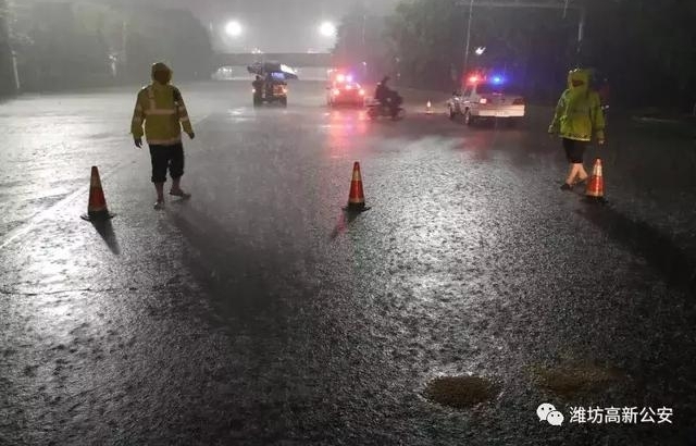 潍坊正能量!潍坊暴雨一夜倾城,警灯闪烁雨中警察