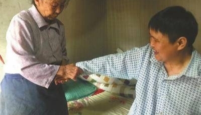 照顾“植物人”儿媳18年,7旬婆婆对她胜过亲生父母 !