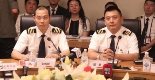 川航:驾驶室无监控视频 无法还原玻璃破裂全过程