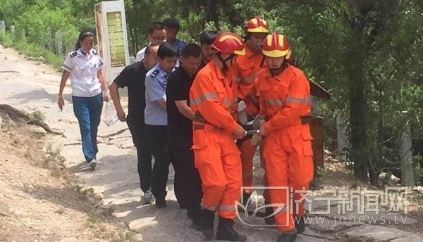 游客景区不慎摔倒骨折 梁山消防紧急救援