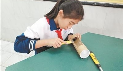“问题”少女发明贴对联神器 贴奖状时迸发奇思妙想