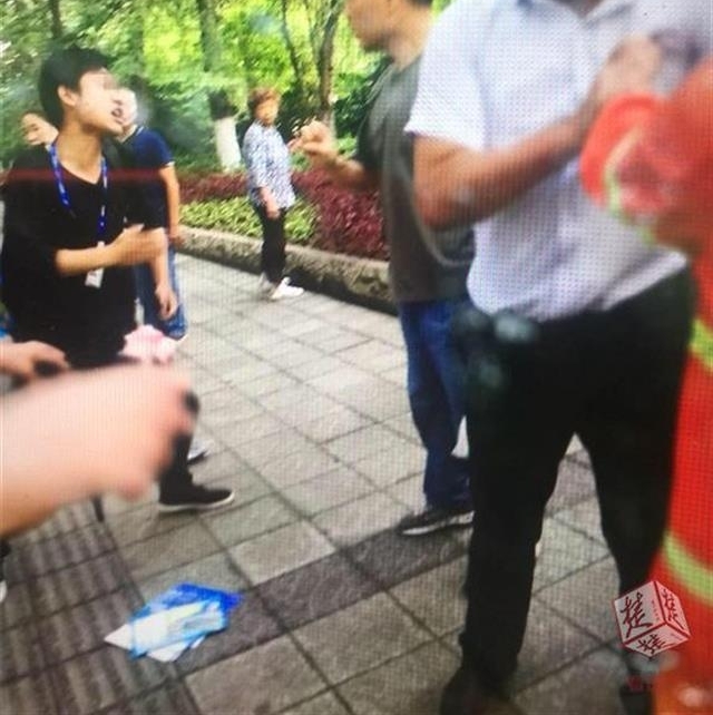 3��Ů��ͷɢ��С��棬��Ѯ����Ů��Ȱ����Ź��