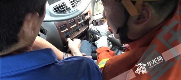 �������գ�С������ʻ��ײ�ϻ���������ת180�����޴�