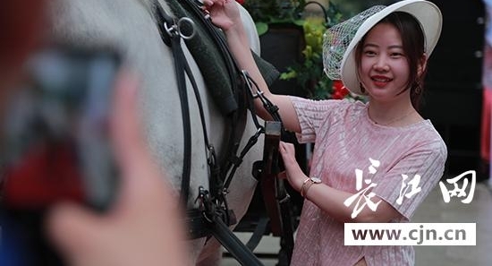 520 “帽”美如花拍拍秀向主题赛马日正式表白