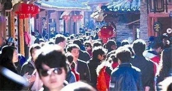 网红店雇人充场面?其实这种套路各行各业都爱玩