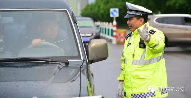 潍坊正能量!潍坊暴雨一夜倾城,警灯闪烁雨中警察