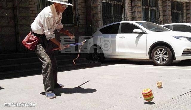 白天老汉街头卖自制陀螺,晚上住10多元廉价宾馆,老汉:这挺好