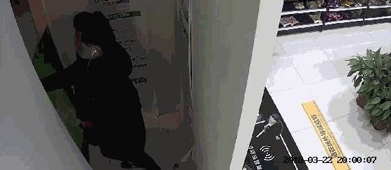 三小伙疯狂偷窃无人超市 警方:这是送分题