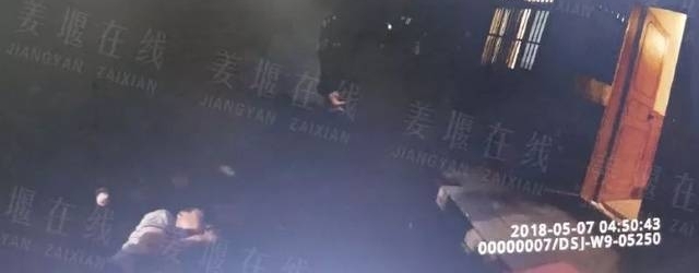 �컹û��������һС���¥��׹�£�˵����Ů�Ѻ��ģ�