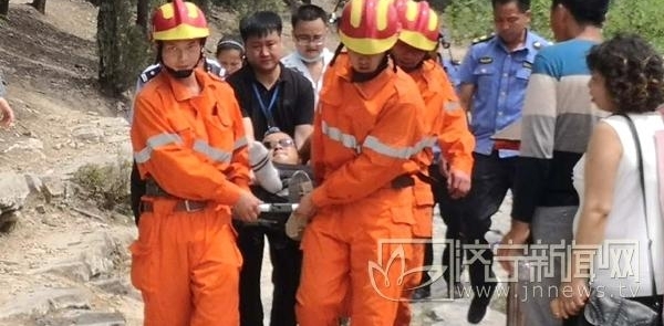 游客景区不慎摔倒骨折 梁山消防紧急救援