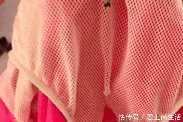 小男孩游泳完下体发生疼痛,脱下裤子后,妈妈吓呆了