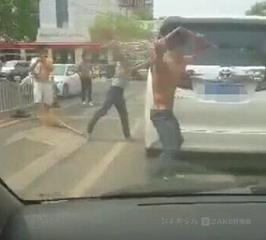 车门磕碰口角演变成斗殴 4 人被拘 3 人列为网逃