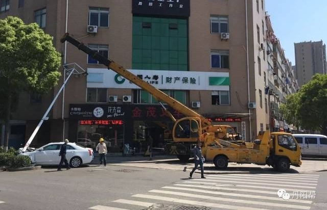�·��������Ͼ����տ�������ײ��·�ƣ����Ҷ������ˣ�