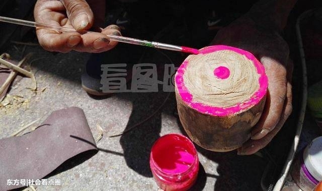 白天老汉街头卖自制陀螺,晚上住10多元廉价宾馆,老汉:这挺好