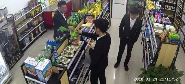 三小伙疯狂偷窃无人超市 警方:这是送分题