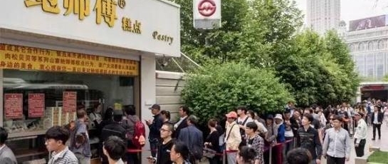网红店雇人充场面?其实这种套路各行各业都爱玩